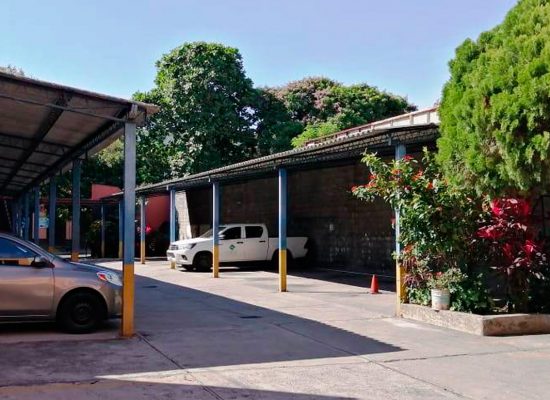 Parqueo amplio con vigilancia de las instalaciones de Shinnen Dojo